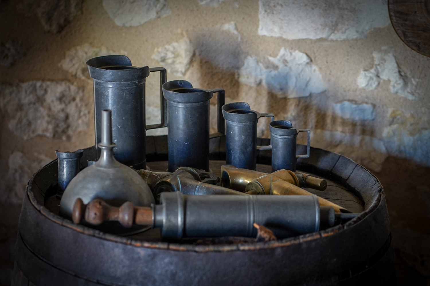Anciens outils de vinification (Musée du Château Frontenac)